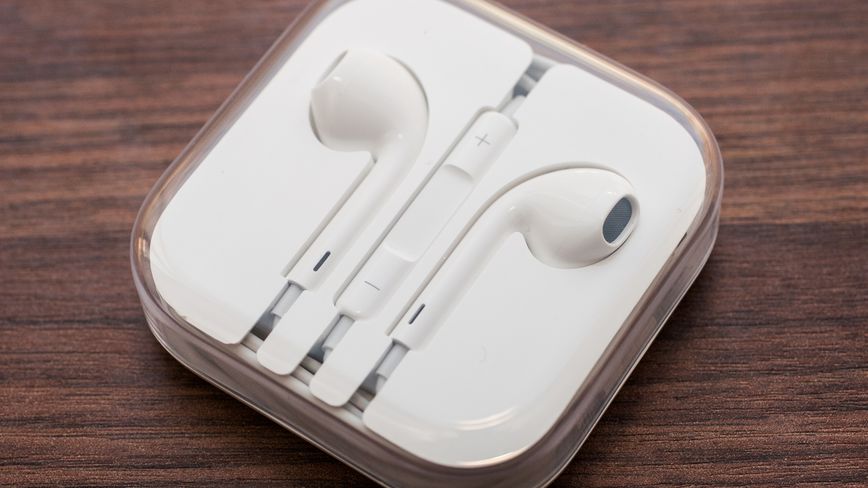 Wholesale Earphones with mic/remote in Acrylic Box - available in