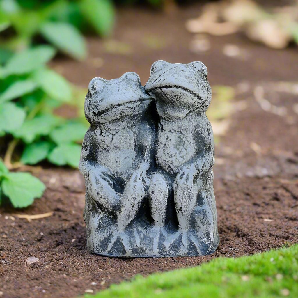 Cement Frog Couple Statue (7" x 5")