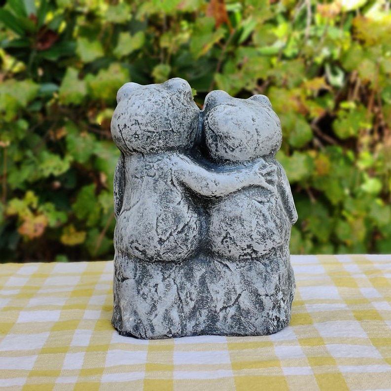 Cement Frog Couple Statue (7" x 5")