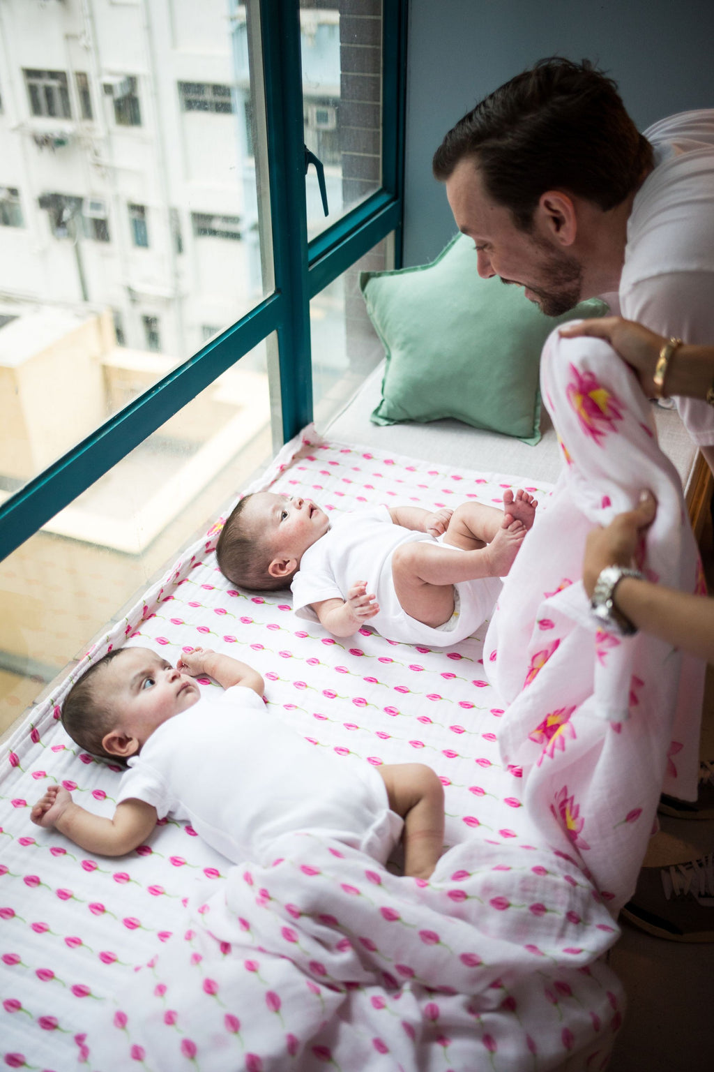 ORGANIC SNUG BLANKET - LOTUS