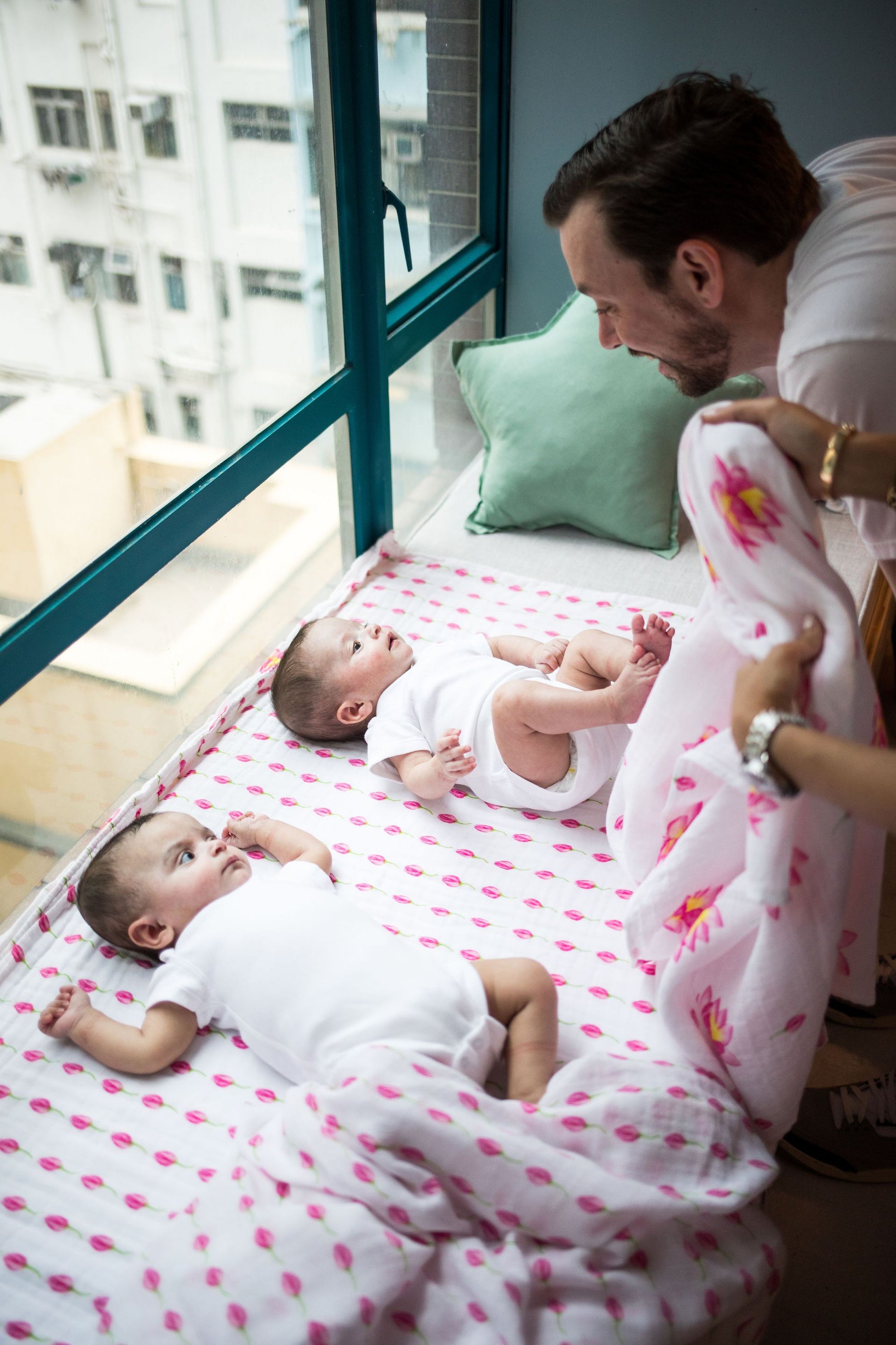 ORGANIC SNUG BLANKET - LOTUS